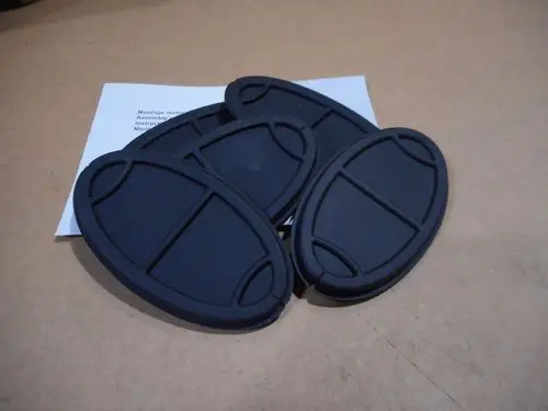 Mehrere schwarze ovale Dichtungen auf einem Untergrund, dazu eine Anleitung. Produkt von Remeha, zur Verwendung in Heizungsinstallationen.